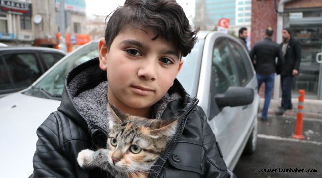 Sokakta bulduğu kediye üzüldü, montuna sarıp veterinere götürdü