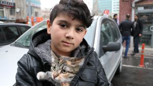 Sokakta bulduğu kediye üzüldü, montuna sarıp veterinere götürdü