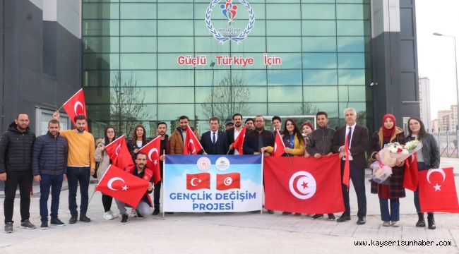 Tunuslu gençler Türk kültürünü tanıyor 