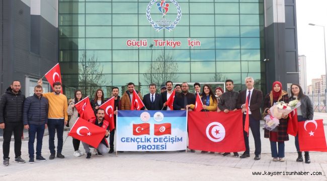 Tunuslu gençler Türk kültürünü tanıyor