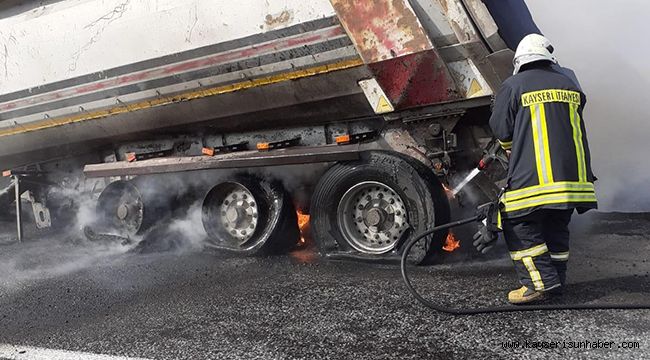 Kamyonun dorsesi cayır cayır yandı