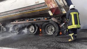 Kamyonun dorsesi cayır cayır yandı