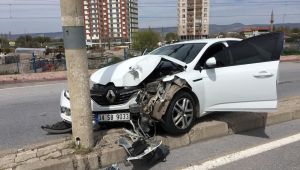 Kaza yapan sürücü, otomobili bırakıp kaçtı