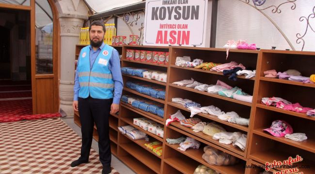 Caminin girişi, hayır çarşısına dönüştürüldü