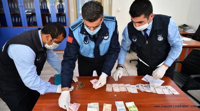 Dilenci, dövizle yakalandı