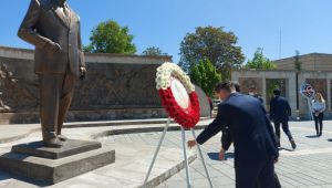 Eczacılar Atatürk Anıtına çelenk bıraktı