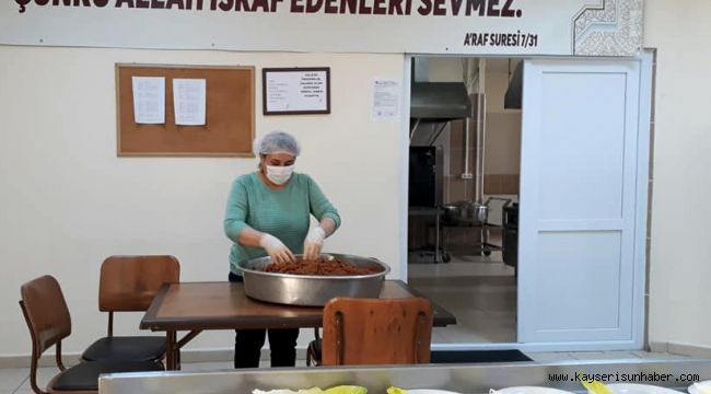 Gözlem altındaki vatandaşlara çiğ köfte ikram edildi