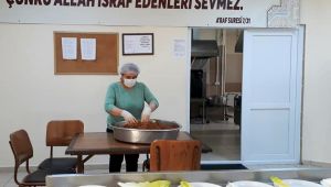 Gözlem altındaki vatandaşlara çiğ köfte ikram edildi