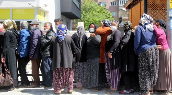 İaşe dağıtımında sosyal mesafe dinlemediler