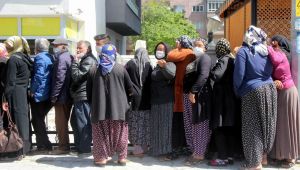 İaşe dağıtımında sosyal mesafe dinlemediler