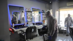 Kayseri'de berber ve kuaförler dezenfekte ediliyor