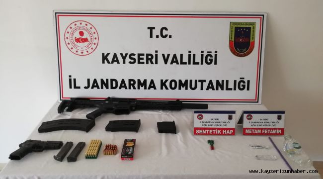 Kayseri'de kazaya karışan otomobilde silah ve uyuşturucu ele geçirildi