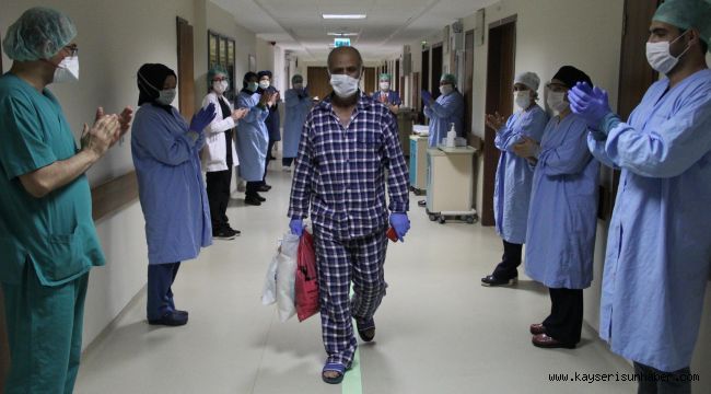 Koronavirüsü yenen çift, 12 gün arayla taburcu edildi