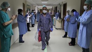 Koronavirüsü yenen çift, 12 gün arayla taburcu edildi