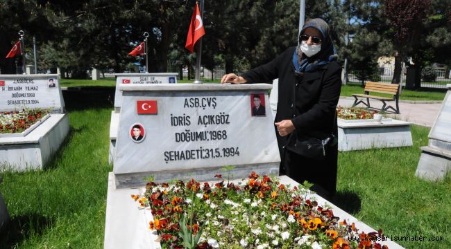 Şehit annesini, oğlunun mezarına polis götürdü