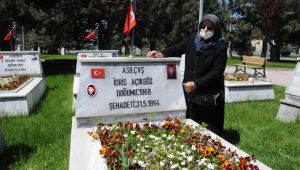 Şehit annesini, oğlunun mezarına polis götürdü