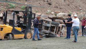 Devrilen forkliftin altında kaldı
