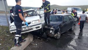 Kayseri'de iki otomobil çarpıştı: 9 yaralı