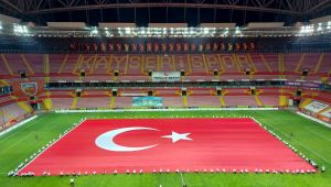Dünyadaki en büyük Türk bayrağı Kayseri'de açıldı