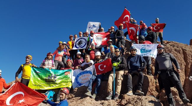 Dağcılar 30 Ağustos Zafer Bayramı’nı Zirvede Kutladı