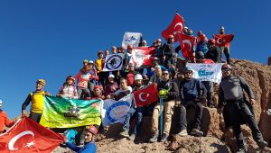 Dağcılar 30 Ağustos Zafer Bayramı’nı Zirvede Kutladı