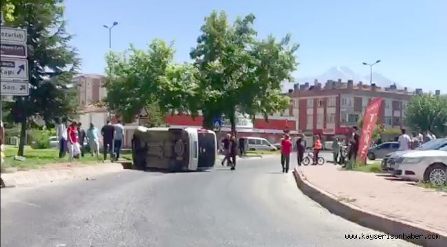 Direksiyon hakimiyeti kaybolan araç yan yattı