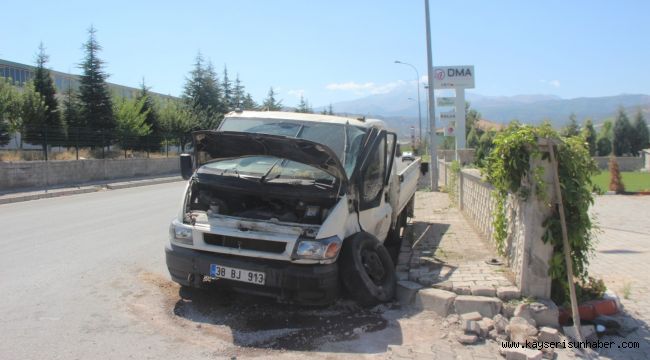 Direksiyon hakimiyetini kaybeden minibüs duvara çarptı