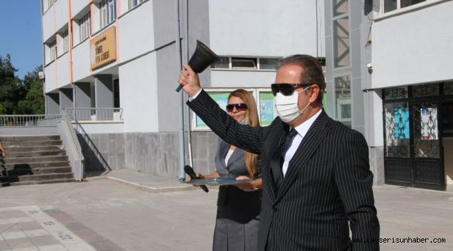 İlk ders zilini Milli Eğitim Müdürü Celalettin Ekinci çaldı