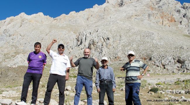 Kayserili dağcılar, deprem şehitlerini andı