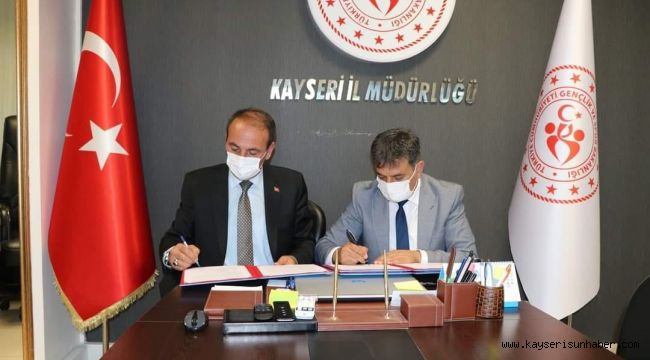 Tomarza’da futbol sahası ve spor salonu Gençlik ve Spor İl Müdürlüğü’ne devredildi