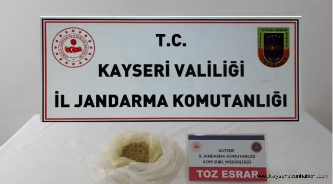 Üzerinden toz esrar çıkan şahıs gözaltına alındı