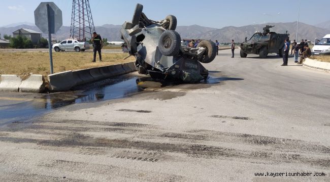 Yüksekova’da kaza yapan zırhlı polis aracı yan yattı