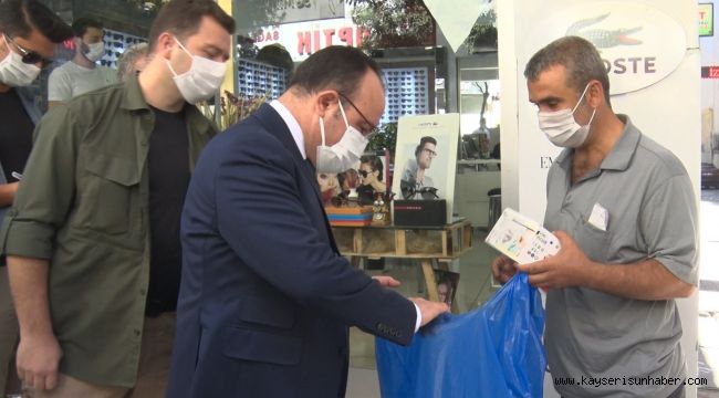 Elazığ Valisi Erkaya Yırık, engelli vatandaşın tüm maskelerini satın aldı