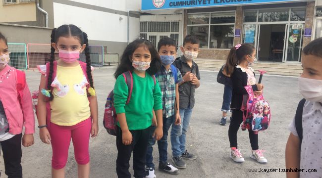 Kayseri'de minikler yüz yüze eğitime maskeleri ile geldi