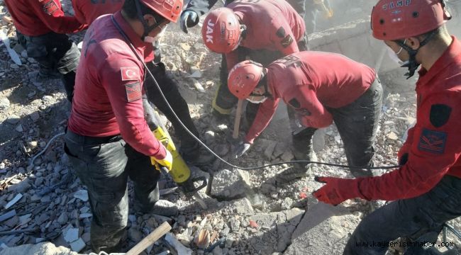5 kişilik JAK timi deprem bölgesinde arama kurtarma çalışmalarında görevlendirildi