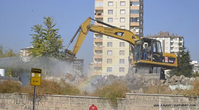 Battalgazi Mahallesi'ndeki metruk yapılar yıkılıyor