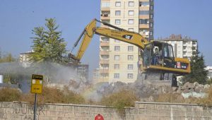 Battalgazi Mahallesi'ndeki metruk yapılar yıkılıyor