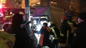 Boş yolda direğe çarptı, sıkıştığı yerden itfaiyenin çalışması ile çıkarıldı