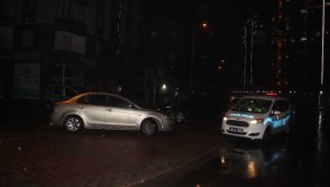 Direksiyon hakimiyetini kaybetti, park halindeki araçlar hasar verdi: 1 yaralı