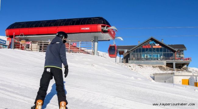 Erciyes'te kayak keyfi tüm hızıyla sürüyor