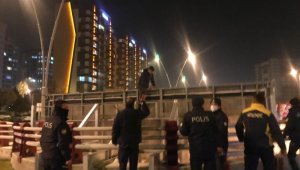 İş bulamadığı için terk edilen şahıs üst geçitten atlamak istedi
