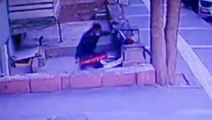 Kayseri'de 2 hırsızın motosikleti çalma anı kameralara yansıdı