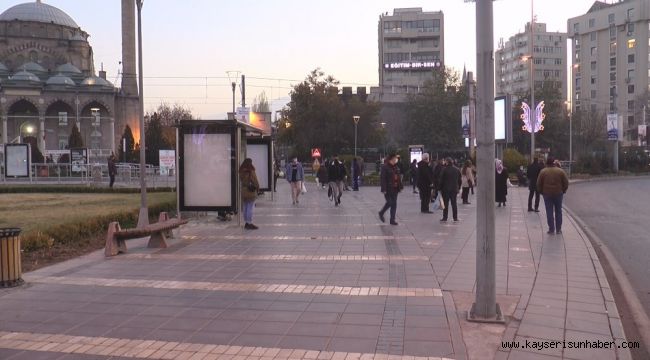 Kayseri'de kısıtlama öncesi meydan ve caddelerde yoğunluk