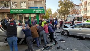 Kaza yapan otomobil ters döndü: 3 yaralı