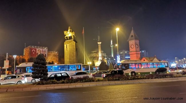 Kısıtlamaya dakikalar kala alışveriş yoğunluğu