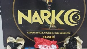 Otobüste oturduğu koltuğun altında esrar taşıyan uyuşturucu taciri yakalandı