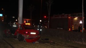 Otomobil tramvay yoluna girerek elektrik direğine çarptı: 2 ölü, 1 yaralı