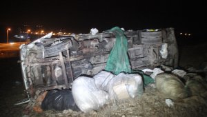 Otomobille çarpışan kamyonet şarampole devrildi: 2 ölü, 4 yaralı