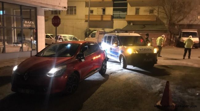 Polis aracına çarpıp kaçan ehliyetsiz sürücü ve arkadaşı yakalandı