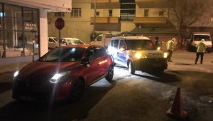Polis aracına çarpıp kaçan ehliyetsiz sürücü ve arkadaşı yakalandı